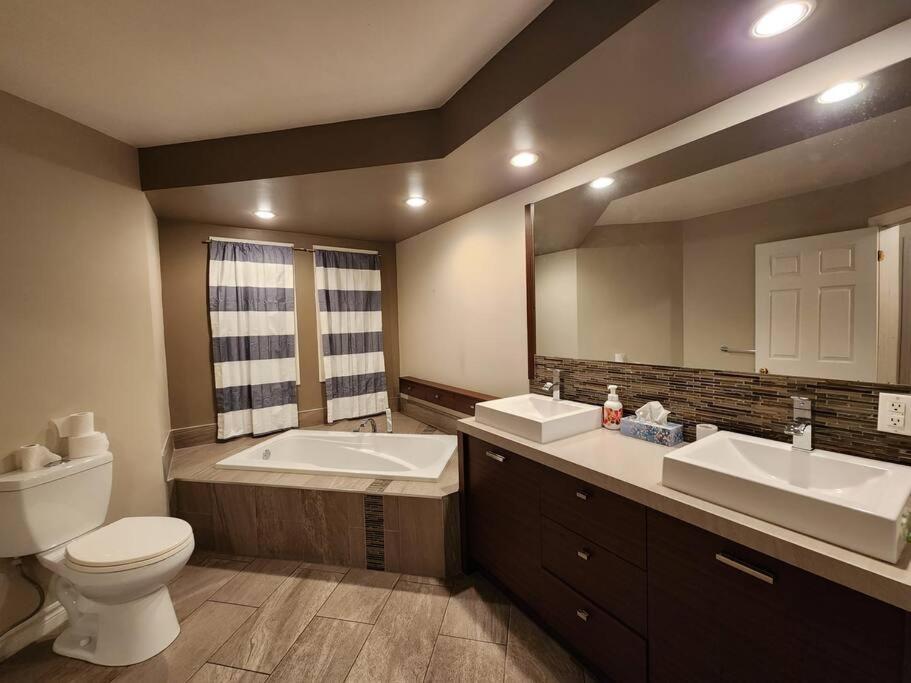 Timeless Tranquility, A Place Near Everything! Hébergement de vacances Longueuil